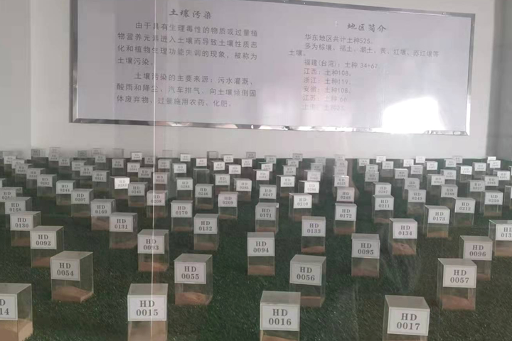 來自礦產(chǎn)開發(fā)、洗選加工過程中產(chǎn)生的大量粘土、泥土礦沙由于持水性高、粘度大、易抱團(tuán)結(jié)塊給后續(xù)物料磨粉、焙燒等工序造成不良影響，烘干機(jī)廠家鄭州東鼎干燥針對(duì)此類物料干燥及應(yīng)用特