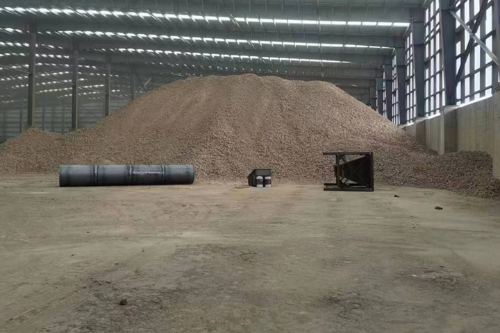 礦石烘干機(jī)是東鼎干燥針對冶金建材行業(yè)推出的專用烘干設(shè)備，具有產(chǎn)能大、耐磨損、熱能消耗低、自動(dòng)化程度高的特點(diǎn)。