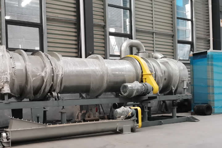 金屬污泥烘干機可以將金屬污泥再加工處理再利用，具有良好的社會經(jīng)濟環(huán)境效益。