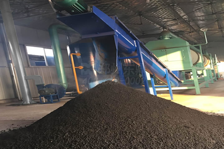 雞糞烘干機是一種專門用于處理禽畜糞便（如雞糞、牛糞、豬糞等）的干燥設備，通過脫水、高溫熱風烘干、消毒滅菌、除臭等工序，將高含水量的糞便轉化為低含水量的有機肥料或飼料，實現(xiàn)了畜禽糞便的快速高效利用。