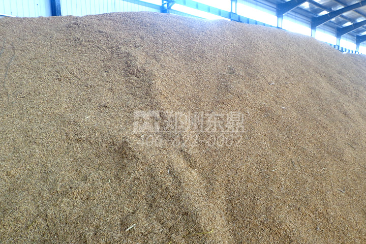 在家具制造行業(yè)生產(chǎn)過程中會產(chǎn)生大量的鋸末、刨花，這些木質(zhì)物料是加工優(yōu)質(zhì)生物質(zhì)顆粒的好原料，但由于水分過高直接壓制顆粒會影響顆粒品質(zhì)，為了控制鋸末的含水率，我司開發(fā)成套鋸