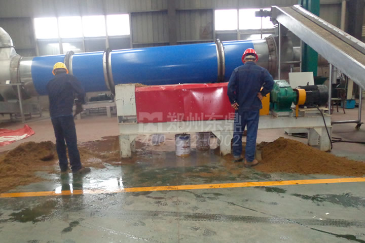 螺旋擠壓式酒糟脫水機(jī)可以調(diào)整壓力和轉(zhuǎn)速，控制酒糟物料脫水效果。