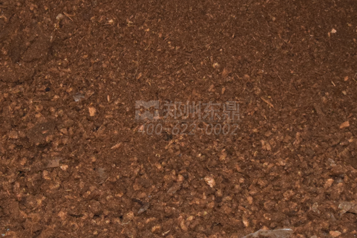 菌菇渣烘干機(jī)通過熱能轉(zhuǎn)換快速將菌渣中的多余水分脫除，改善了菌渣的儲(chǔ)裝運(yùn)特性。