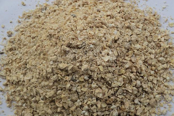 菌菇渣烘干機(jī)通過熱能轉(zhuǎn)換快速將菌渣中的多余水分脫除，改善了菌渣的儲(chǔ)裝運(yùn)特性。